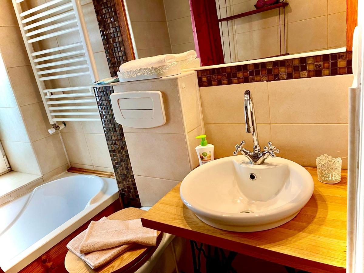 Apartament Rustic In Centrul Istoric Appartamento Braşov Esterno foto